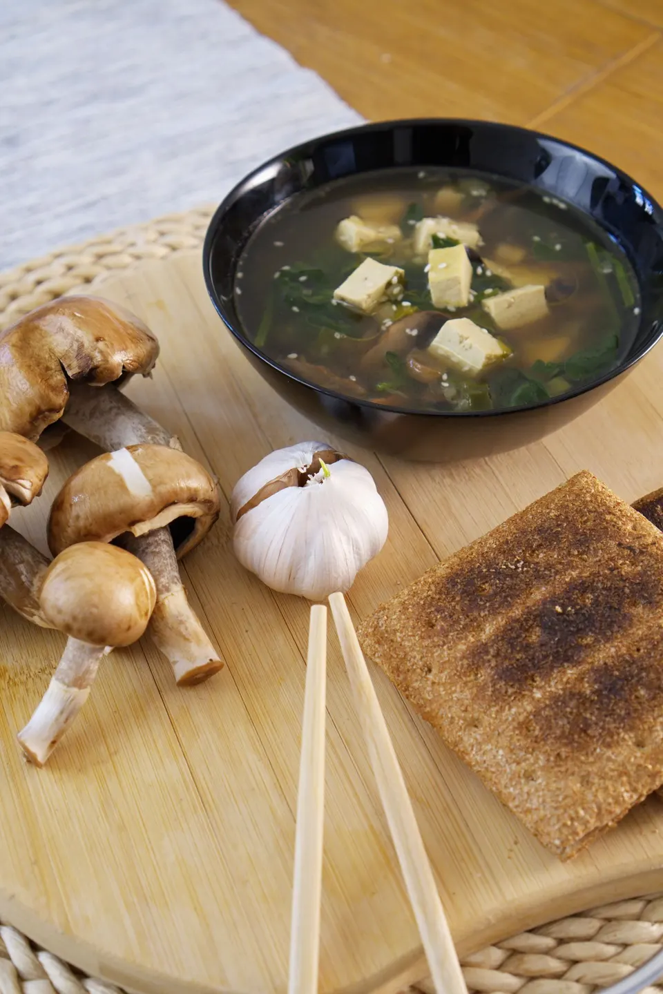 Miso-Suppe mit Tofu und Pilzen