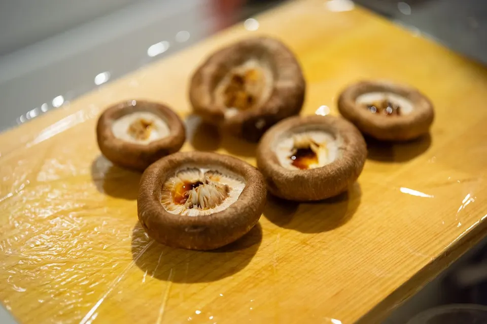 Shiitake-Hüte auf einem Schneidebrett