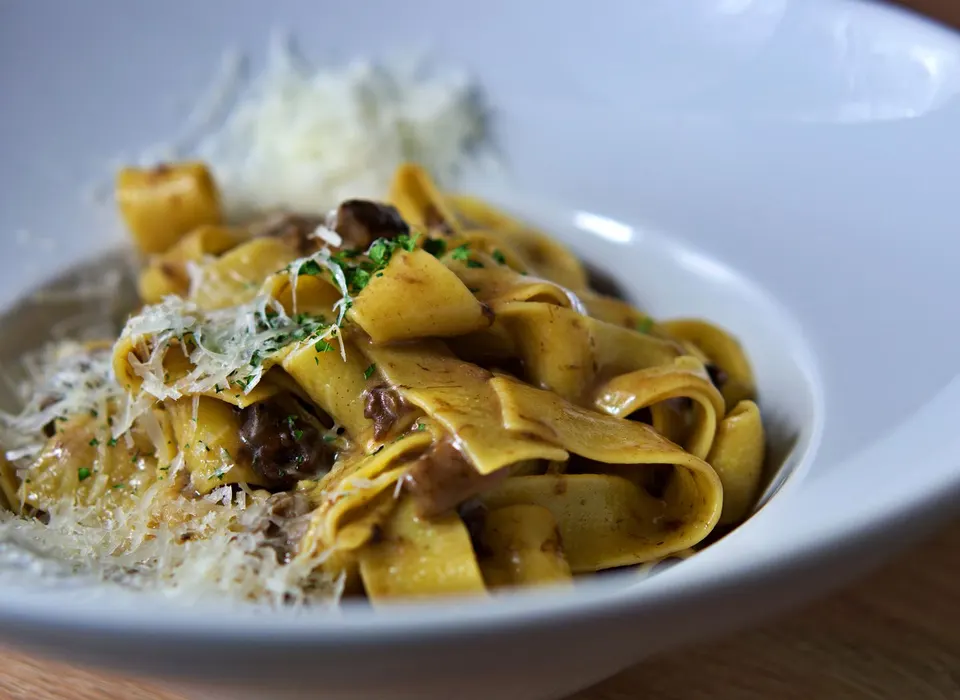 Bandnudeln mit Pilzen und Parmesan